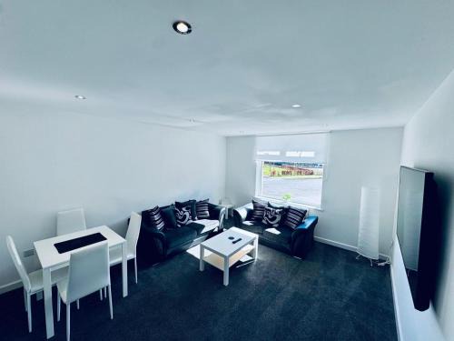 East End Apartment | Modern 2 bedroom House With Loft Conversion