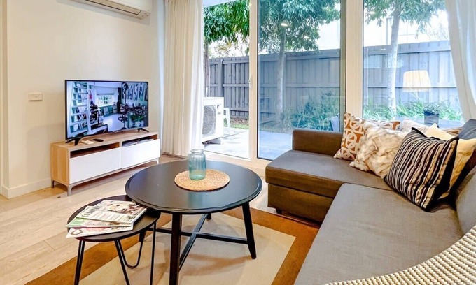 Brighton Apartment | Modern 2B Apartment in Brighton Near Bay Free Parking