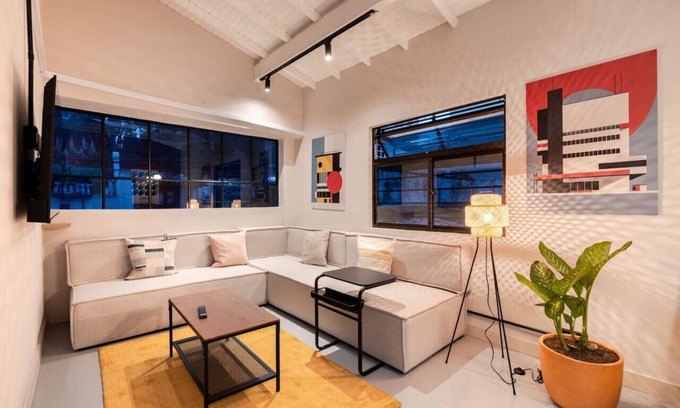 Zona Rosa Apartment | Modern 2BD apt near parque lleras, AC & Fast WiFi