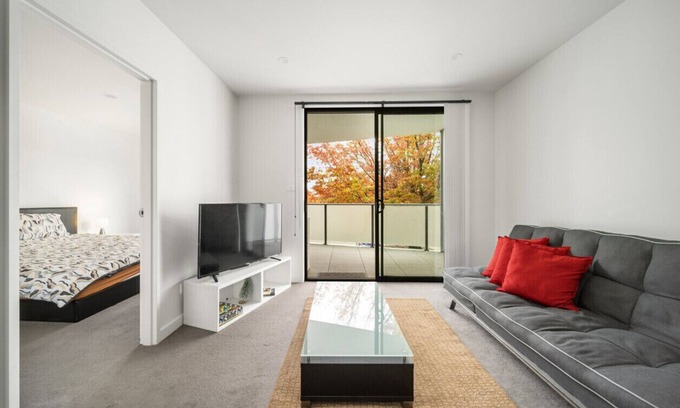 Griffith Apartment | MODERN 2bd2bth APARTMENT @Griffith ~ sleeps up to 8