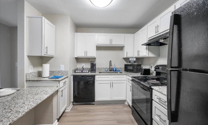 Pleasant Valley Apartment | Modern 2BR/2BT King Suite| 5 Min to D-Town Austin