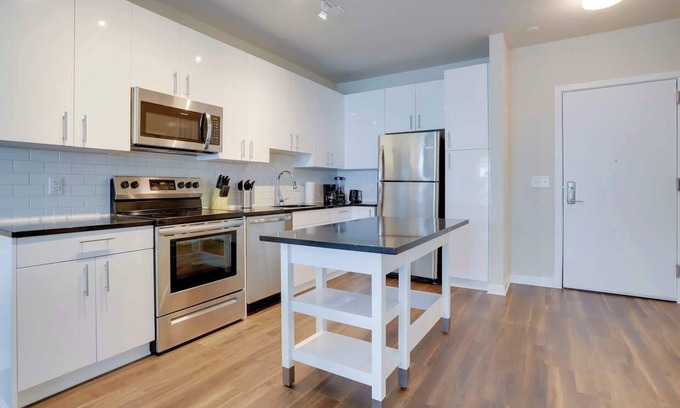 Jefferson Manor Apartment | Modern 2BR Apt at Alexandria’s Premier Community