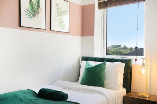 Aylesbury House | Modern 2BR Aylesbury Home, Sleeps 4, Parking, Work, Leisure, Friendly