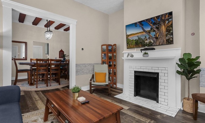 Franklin Park House | Modern❤️2BR near DT, 8 min walk to Franklin Park/Conservatory/Trolley District