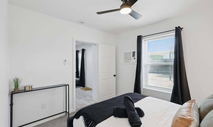 Haltom City Apartment | Modern 2BR Unit 3 with Hot Tub