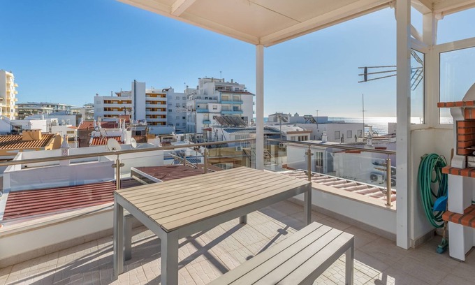 Armacao de Pera House | Modern 3 BDR Duplex House W/Terrace by LovelyStay