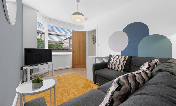 Coventry House | Modern 3 bed home ideally located close to Coventry City Centre, w/parking nnnn
