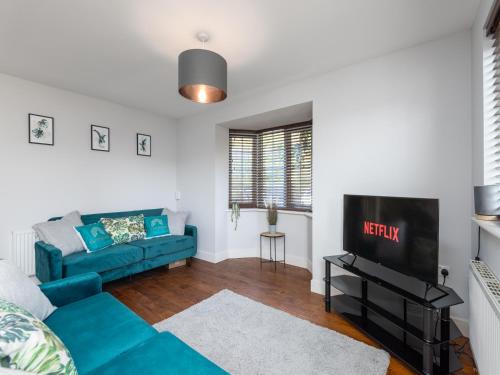 Ashford House | Modern 3 Bed House For 5- City Central - Parking