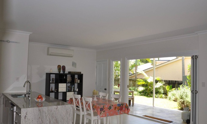 Woolloongabba Apartment | Modern 3 Bedroom Unit, Patio, leafy Yard, Pool.