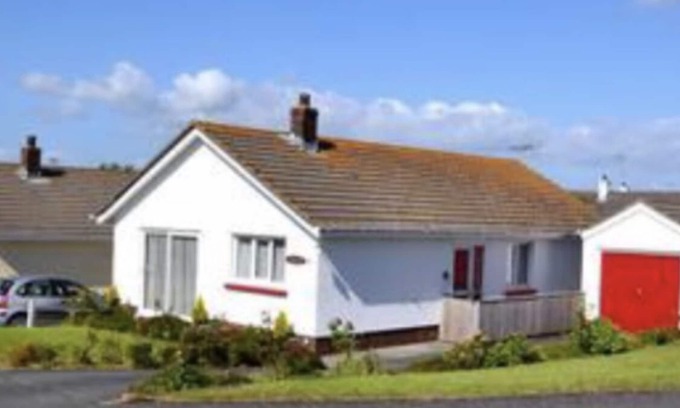 Jameston House | Modern 3 Bedroom bungalow. Easy access to beaches & towns of Tenby & Pembroke