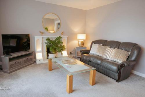 Ladybank Apartment | Modern 3 Bedroom home. A perfect base for Golfers