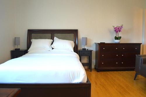 Berkeley Apartment | Modern 3 Bedroom Suite with AC for Family and Work group