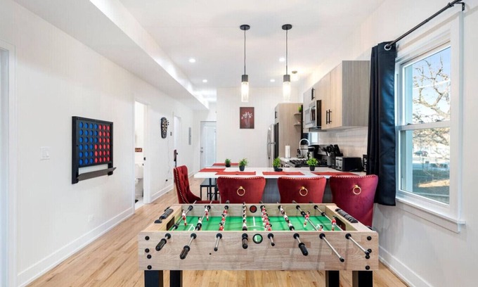 Pilsen Apartment | Modern 3 BR Apt - 5 Mins to Downtown Sleeps 10