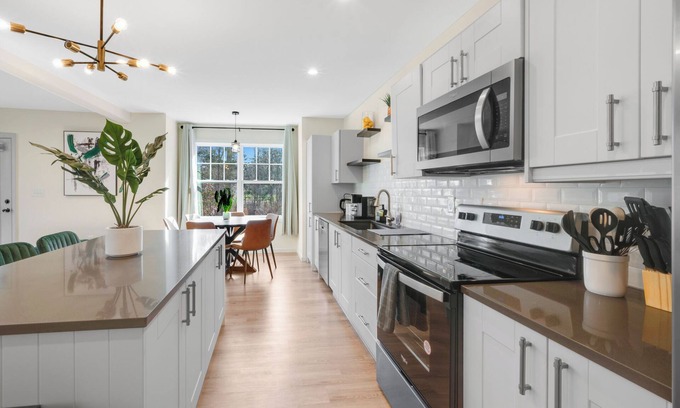 Bloomfield House | Modern 3-Floor Townhome | 5BR | Spacious & Stylish Stay