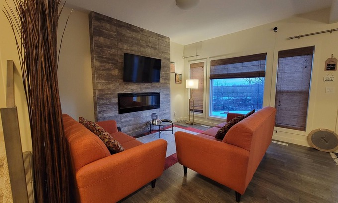 Southeast Edmonton House | Modern 3B Home/Backyard Retreat Stay