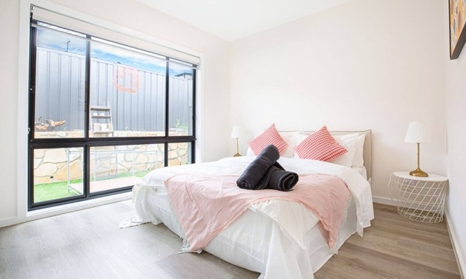Throsby House | Modern 3B house, pet friendly close nature reserve