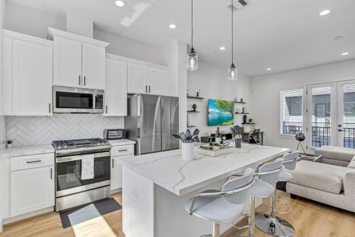 South Central Houston House | Modern 3BD Retreat I Near Hotspots I Sleeps 12