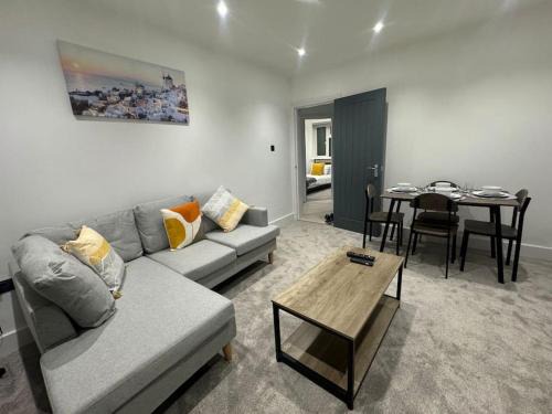 St. Mark's Apartment | Modern 3bed, Garden, Surbiton St