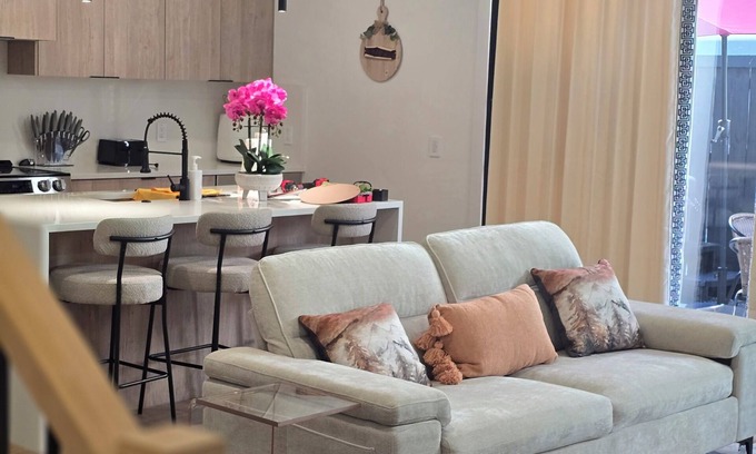 Dallas House | modern 3bedroom townhome in the Heart of Dallas Downtown New Build w/Jacuzzi, EV