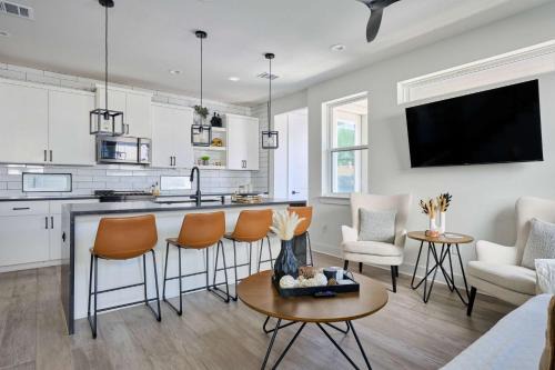 South Manchaca House | Modern 3BR Retreat - Mins from Airport - DT - BBQ