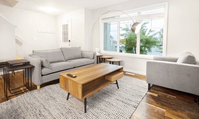 Fort Gary House | Modern 3BR Townhouse with Parking & Laundry