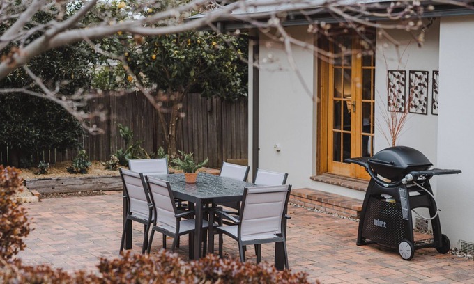 Waramanga House | Modern 3BR with gardens in Waramanga