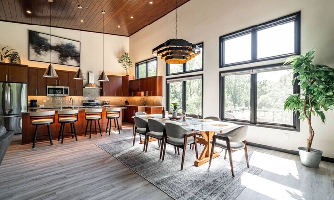 Okauchee Lake House | Modern 4 BD/4 BA, MIL Suite, Near Amenities & Lake
