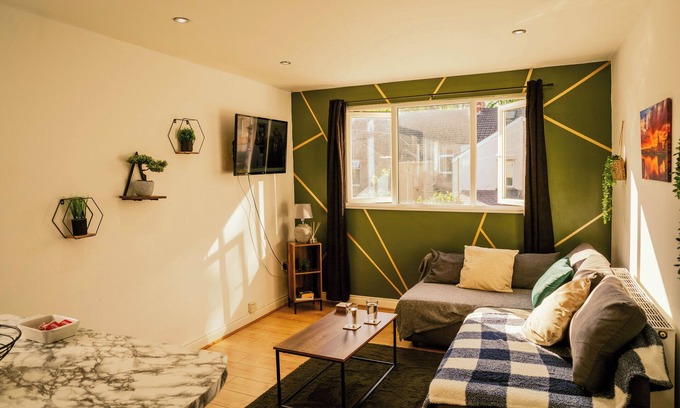Adamsdown Apartment | Modern 4 Bed Apartment w/Parking, Near City