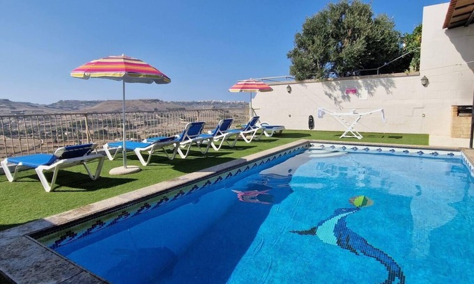 Xaghra Apartment | Modern 4-Bed Home in Ix-Xaghra, Valley view Pool