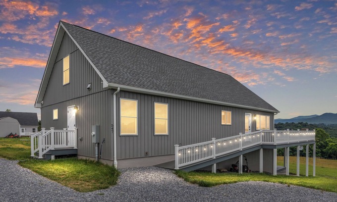 Stanley House | Modern 4-bedroom Country House in Stanley with A Big Sky View!