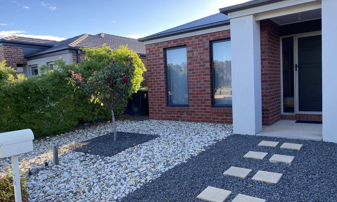 Epsom House | Modern 4-Bedroom Home, Near Playground, Lake & Nature Trails, Minutes to Bendigo