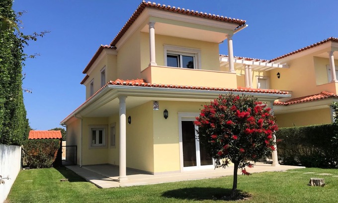 Casalinho Villa | Modern 4 bedroom villa on Obidos Lagoon with WiFi, own garden and private pool.
