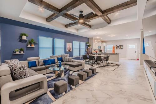 Cedar Crest House | Modern 4 BR Near Downtown, Zoo