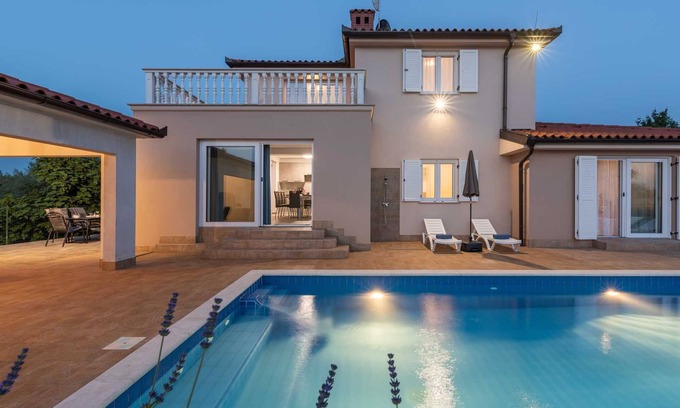 Buje Villa | Modern 4-BR Villa with pool and sauna close to the beach