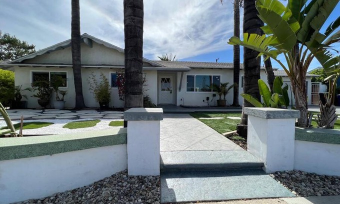 Casa Conejo House | Modern 4 King Beds, Beautiful Large Backyard, Golf, WFH, Long Stays, WI-FI, FWY, 25 mins to Beach