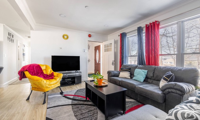 Northwest Yonkers House | Modern 4BD/3BA w/Parking & deck & 29 min>NYC
