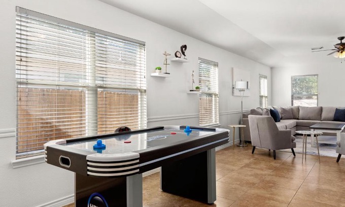 Wetmore House | Modern 4bd sleeps 8, min from 6 Flags Fiesta Texas