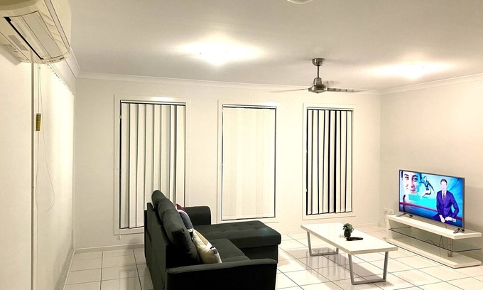 Clinton House | Modern 4BR house near Airport