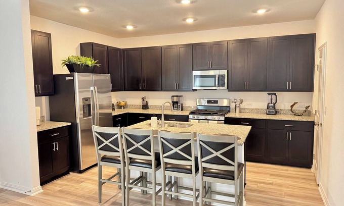 Del Valle House | Modern 4BR New Home w Luxury Touches