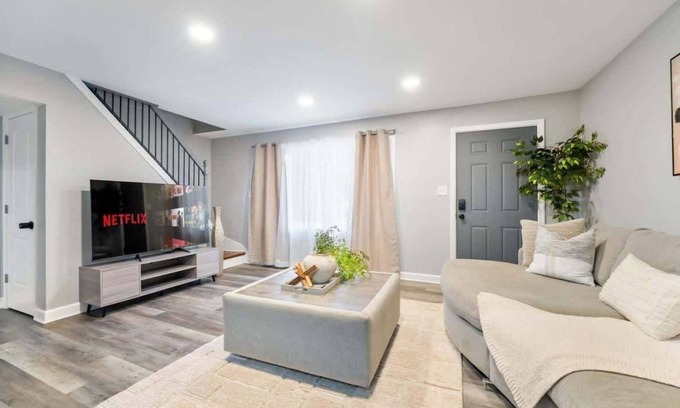 Burbank House | Modern 4BR Retreat Near MDW | LCP Collection
