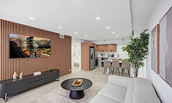 Mid Beach Apartment | Modern 4BR with Ocean Views | Pools & Direct Beach Access 717