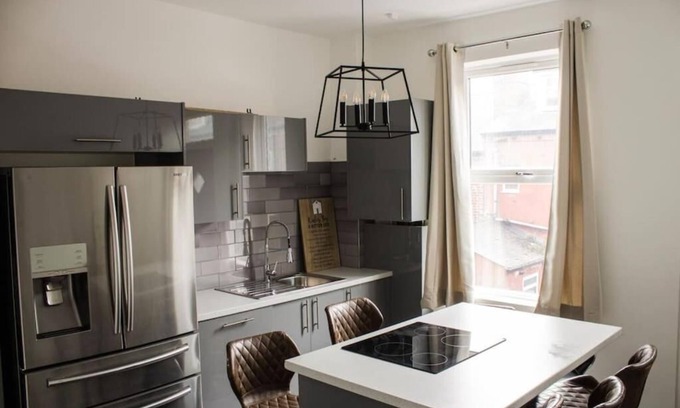 Leeds House | Modern 5 Bed En-suite House | Sleeps up to 9 | Free parking