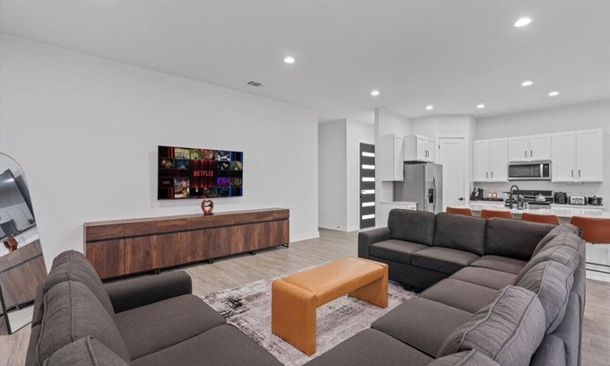 University Hills and Windsor Park House | Modern 5BR Austin Home Walking Distance to SXSW Bars and Downtown Hotspots