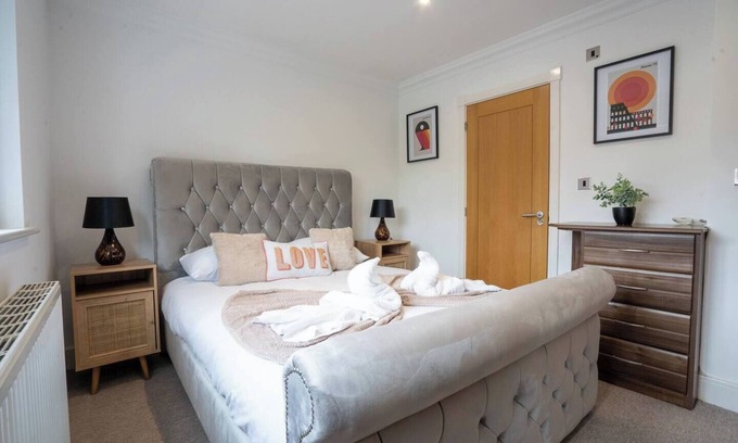 Marston Green Apartment | Modern 5BR Home 5mins to HS2, JLR, NEC Birmingham - Smart TV, Wifi, Free Parking