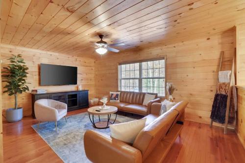 Hickory Hills House | Modern 6BR Cabin- Hot Tub Theater Basketball