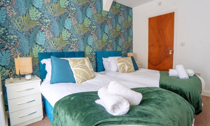 Stonnall House | Modern 7 Bedrooms & 4 Baths - Smart TV, WIFI, Washer/Dryer & Parking NEC, JLR