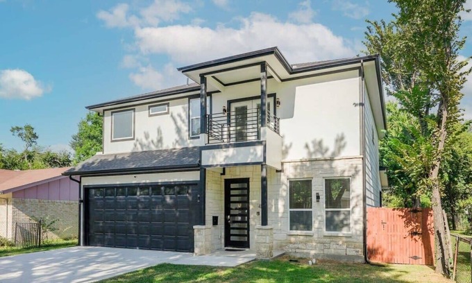 West Dallas House | Modern and Comfortable Home Close to Downtown