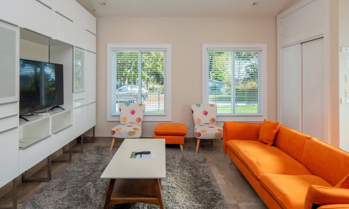 Middletown House | Modern and cool cottage close to pebble beach!