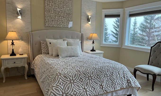 Signal Hill House | Modern and Cozy Room with City skyline View