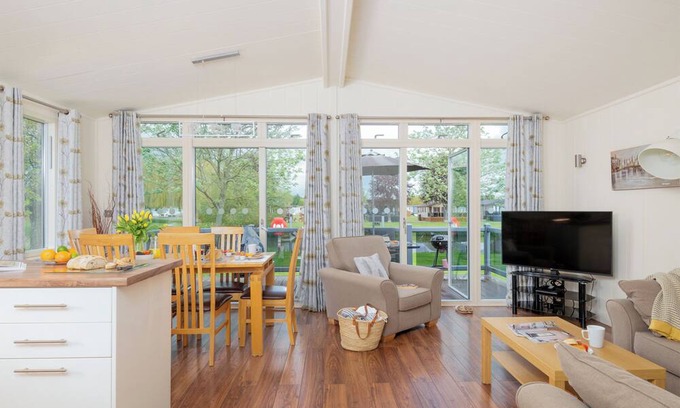Tiddington Ski Chalet | Modern and comfortable 2-bedroom caravan with one double and one twin bedroom.